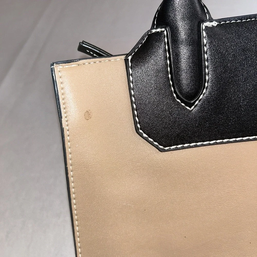 London Fog Handbag with crossbody strap good condition Black Tan‎